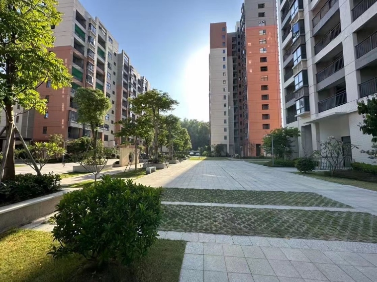 龙华观澜新城-观湖花园 八栋花园小区 70年住宅 可落 4号线地铁口300米 双层地下停车